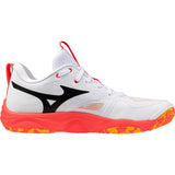MIZUNO WAVE® plate disperses impact energy for superior cushioning
XG Rubber provides high traction on the floor